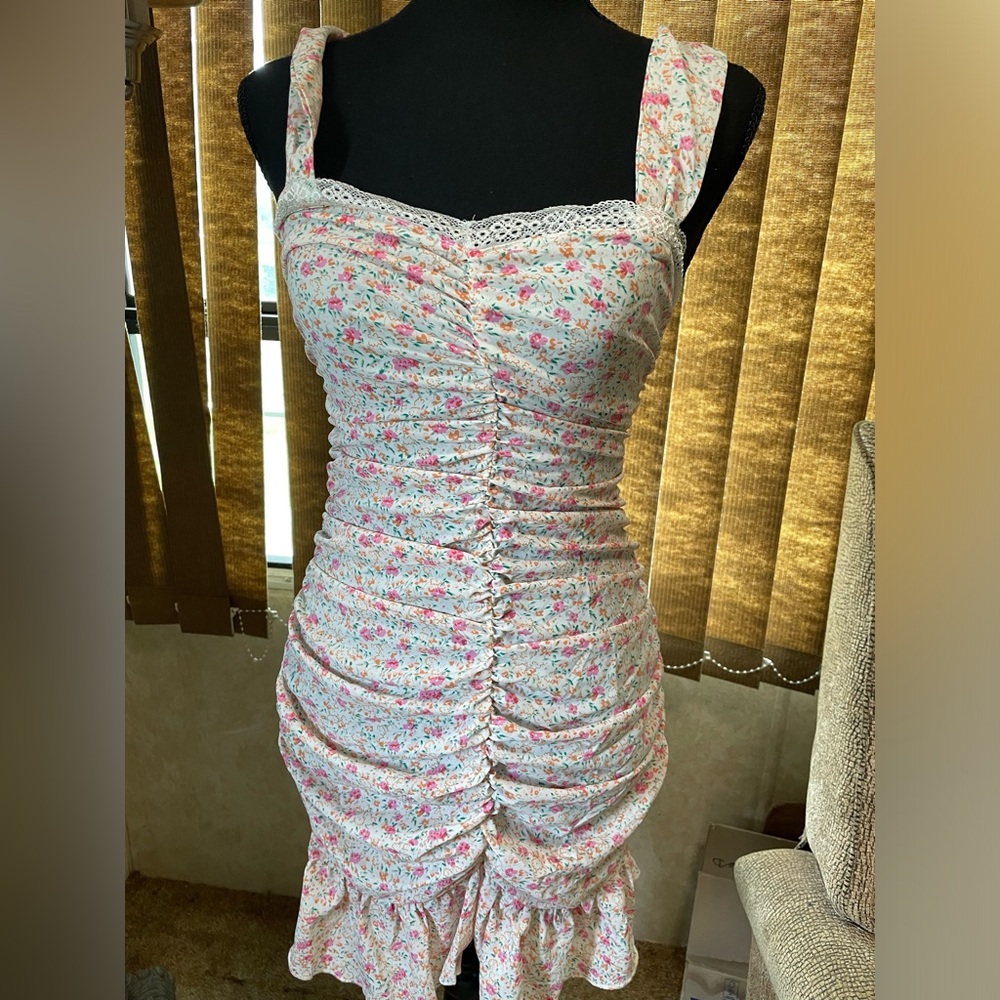 NWOT Floral Shein Dress. Size M (6). Thick straps. Small stretch. Zipper on back